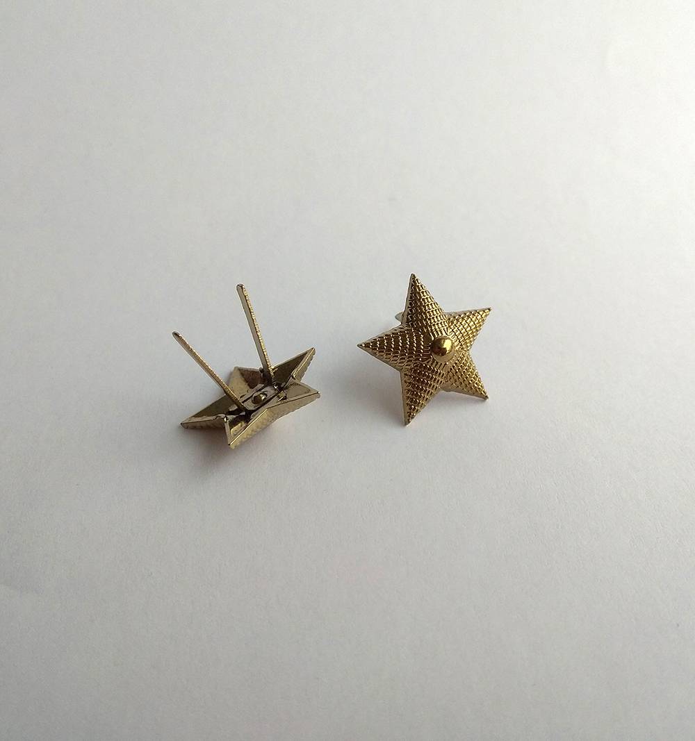 Звезда армейская рифлёная 20 мм золотистая литая 1 шт