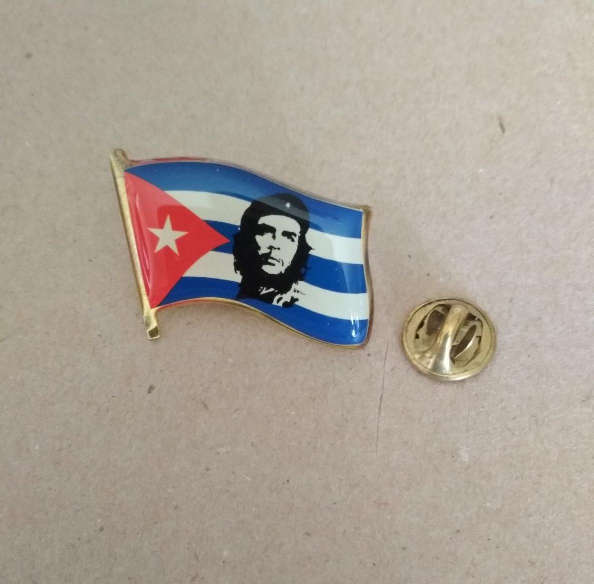 Значок "Че". Портрет на фоне флага Кубы